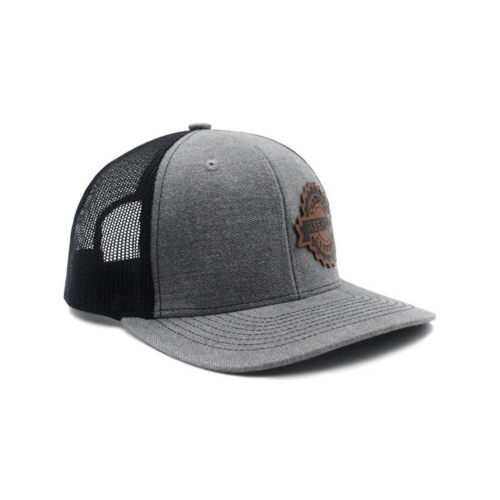 Casquette de camionneur en cuir marron avec motif de lettres