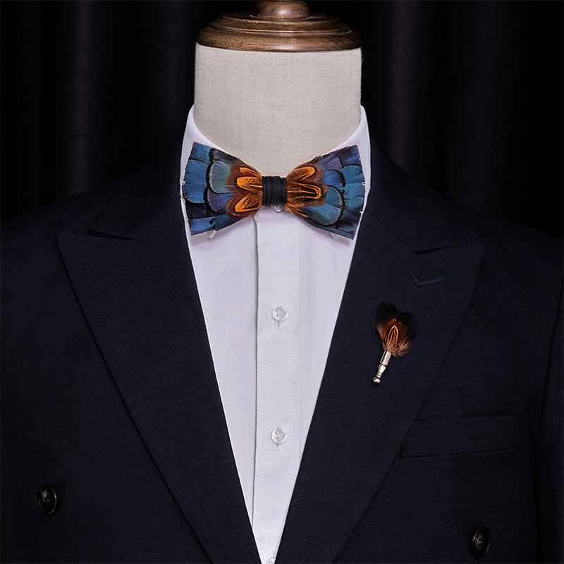 Nœud papillon à plumes bleu marine et rouille avec épingle à revers