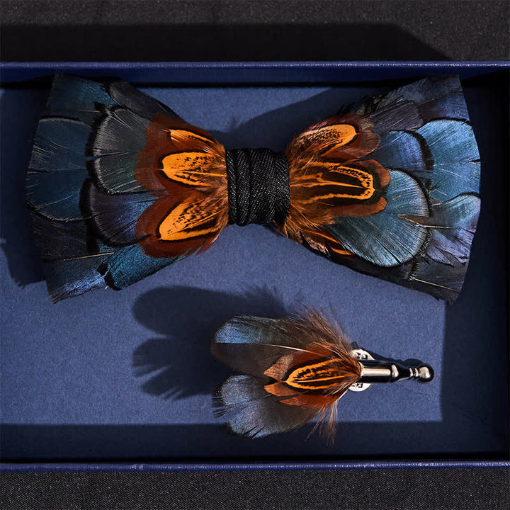 Nœud papillon à plumes bleu marine et rouille avec épingle à revers
