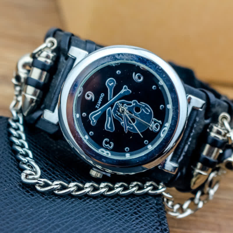 Montre homme en cuir avec cadran tête de mort et chaîne en argent