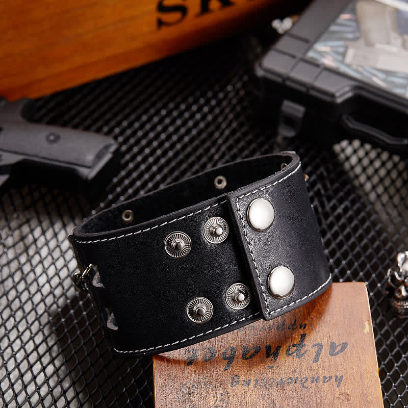 Montre-bracelet en cuir noir pour homme avec rivets et tête de mort
