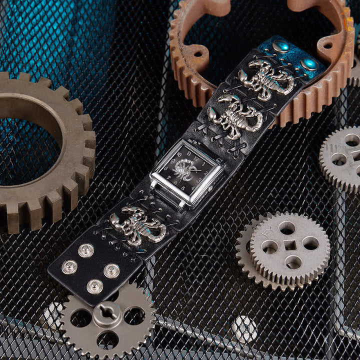 Montre-bracelet en cuir noir pour homme avec rivets et tête de mort