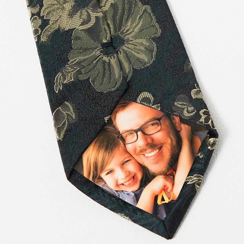 Cravate à fleurs vertes pour homme avec forêt de pins 