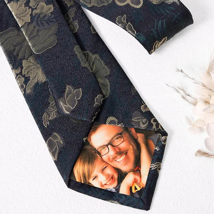 Cravate à fleurs vertes pour homme avec forêt de pins 