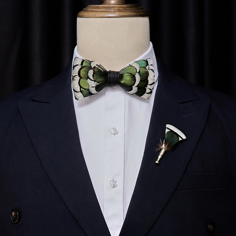 Nœud papillon à plumes superposées vert foncé et blanc avec épingle à revers - image 1