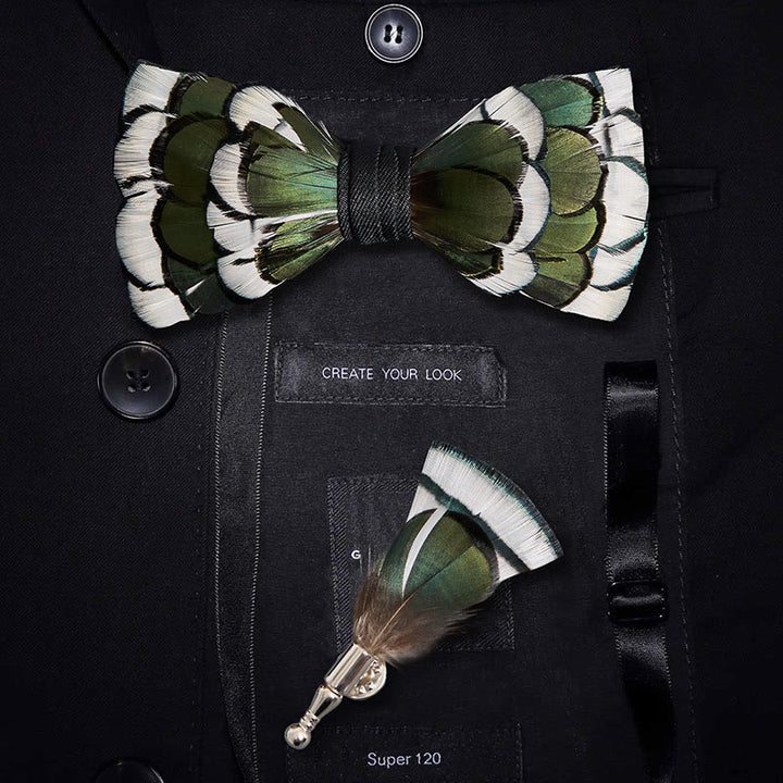Nœud papillon à plumes superposées vert foncé et blanc avec épingle à revers