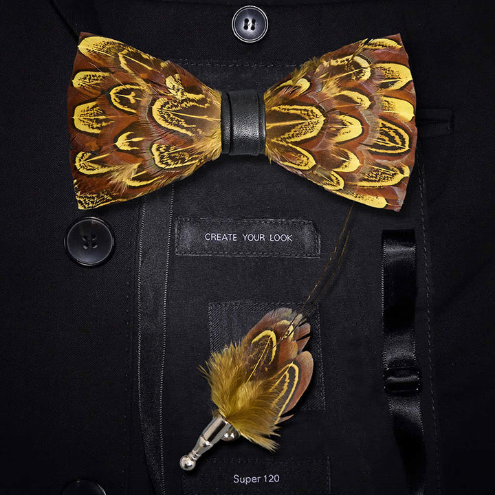 Nœud papillon en plumes de faisan jaune et terre d'ombre avec épingle à revers