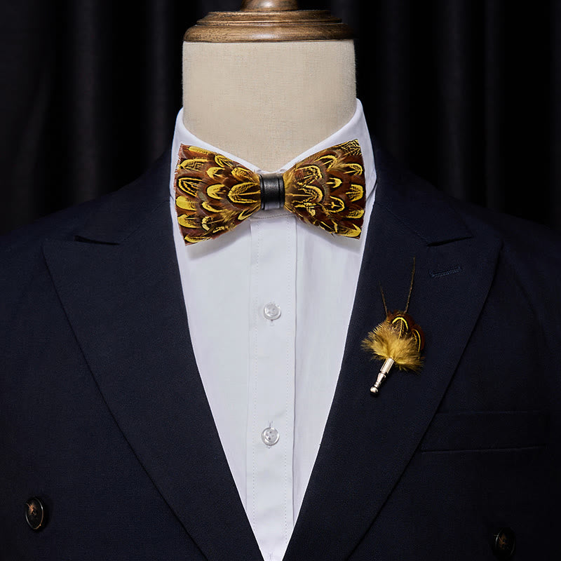 Nœud papillon en plumes de faisan jaune et terre d'ombre avec épingle à revers
