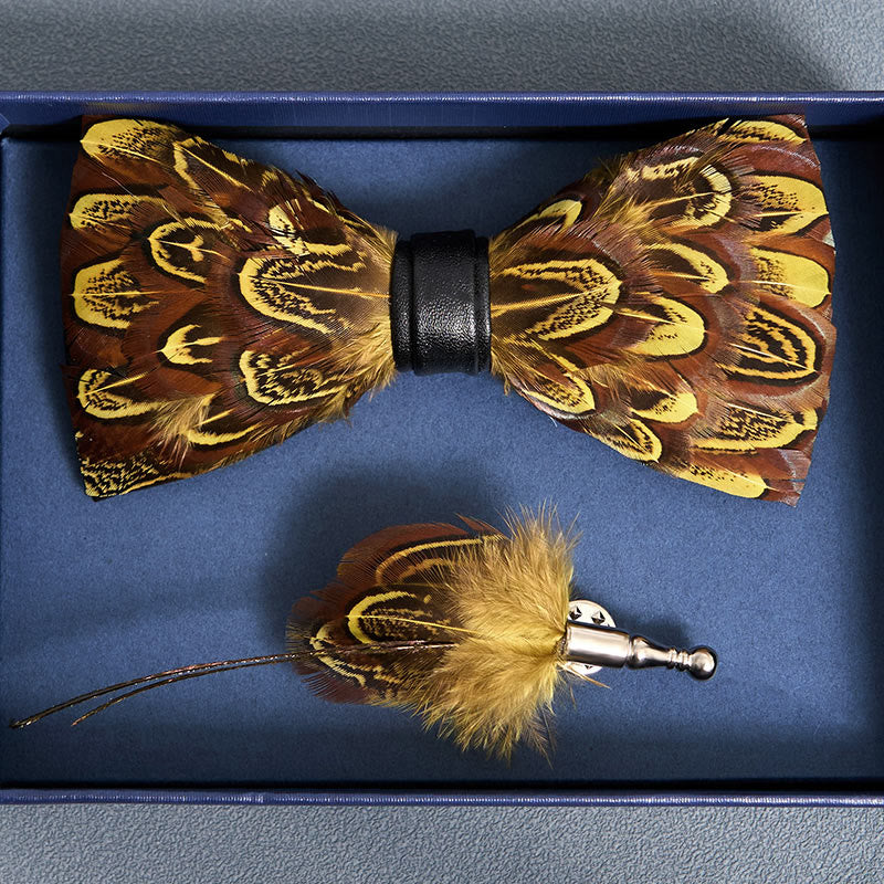 Nœud papillon en plumes de faisan jaune et terre d'ombre avec épingle à revers