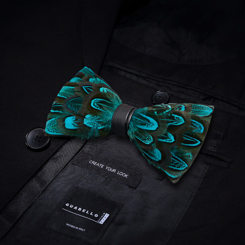 Nœud papillon en plumes de paon bleu sarcelle et noir avec épingle à revers