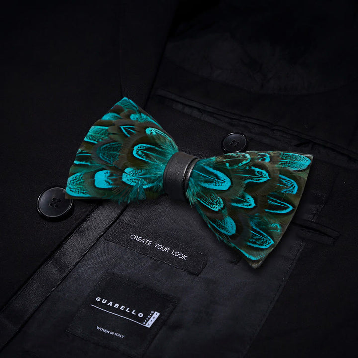 Nœud papillon en plumes de paon bleu sarcelle et noir avec épingle à revers