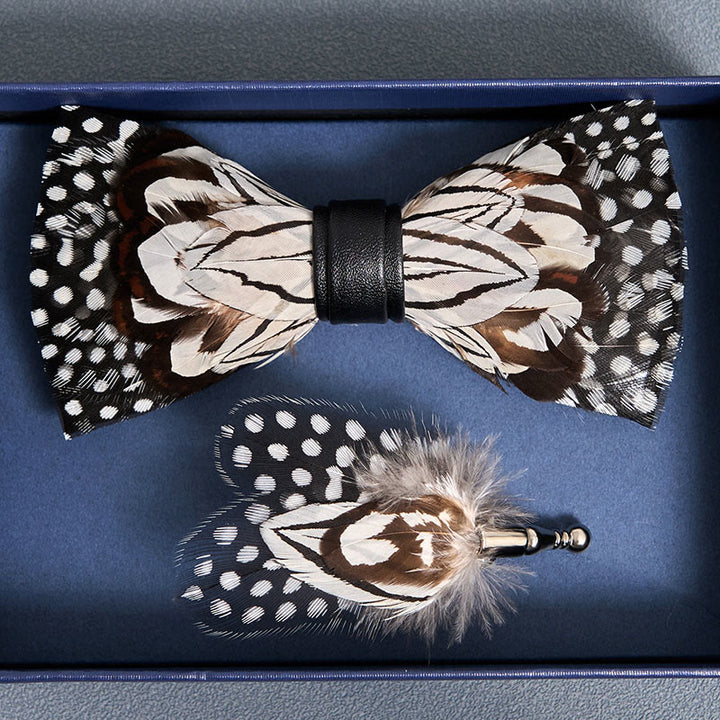 Nœud papillon en plumes de hibou noir et blanc avec épingle à revers