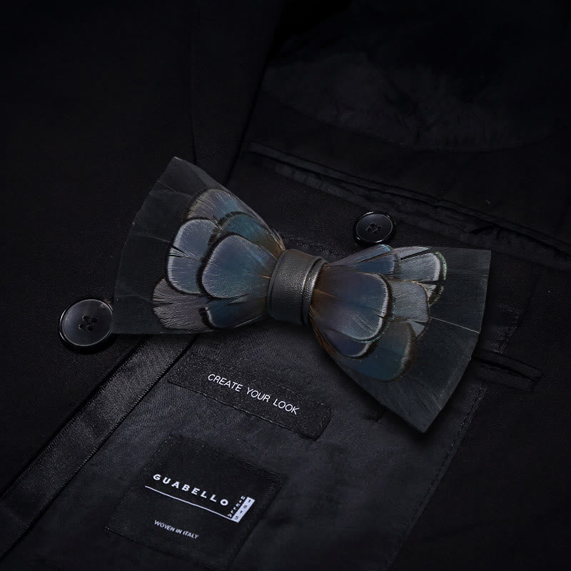 Nœud papillon bleu nuit à plumes mystérieuses pour enfant avec épingle à revers - image 3