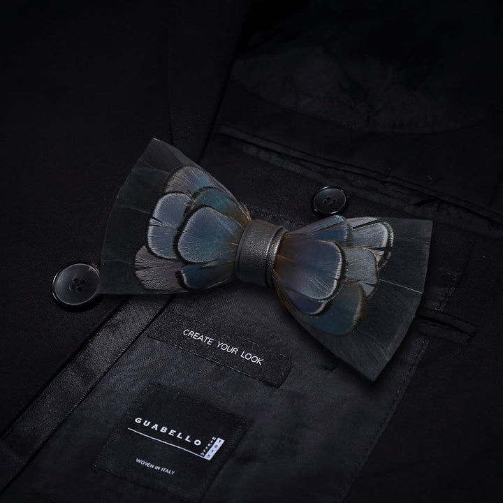 Nœud papillon bleu nuit à plumes mystérieuses pour enfant avec épingle à revers - image 3