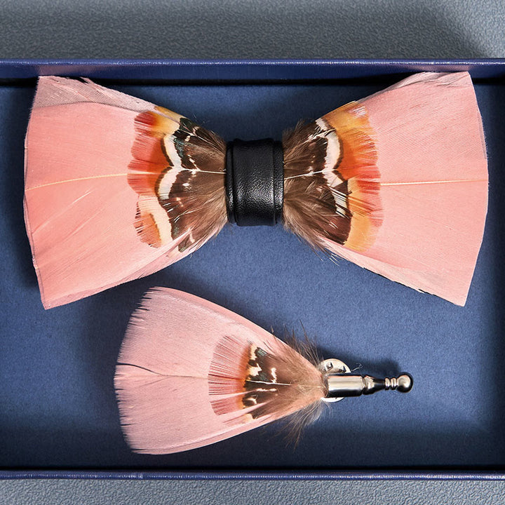 Nœud papillon à plumes rose pop pour enfant avec épingle à revers