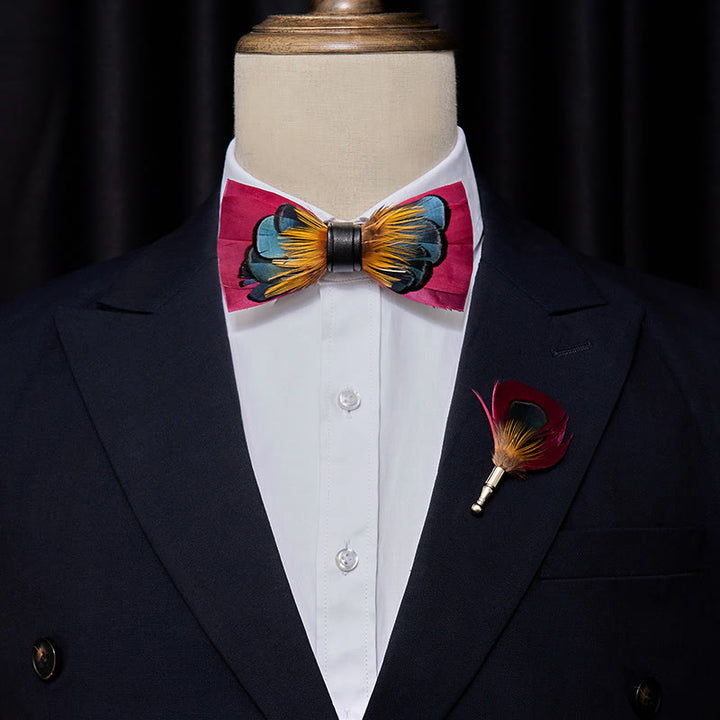 Nœud papillon à plumes symétriques rose et orange avec épingle à revers