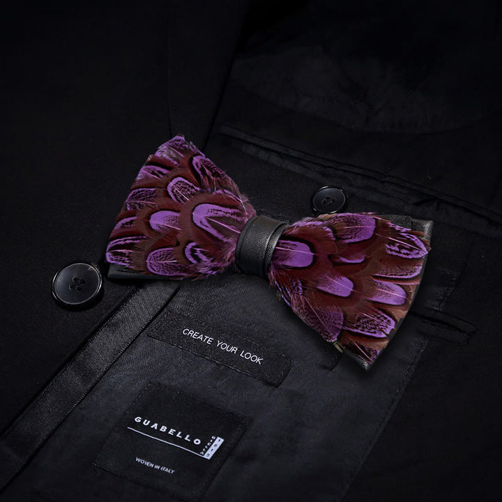 Nœud papillon violet et plumes en brique réfractaire avec épingle à revers