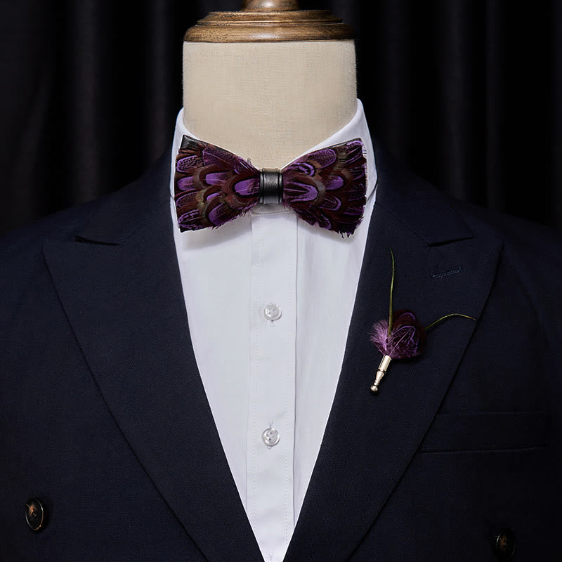 Nœud papillon violet et plumes en brique réfractaire avec épingle à revers