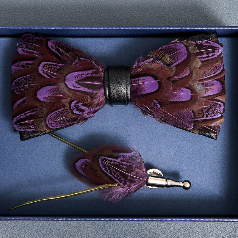 Nœud papillon violet et plumes en brique réfractaire avec épingle à revers