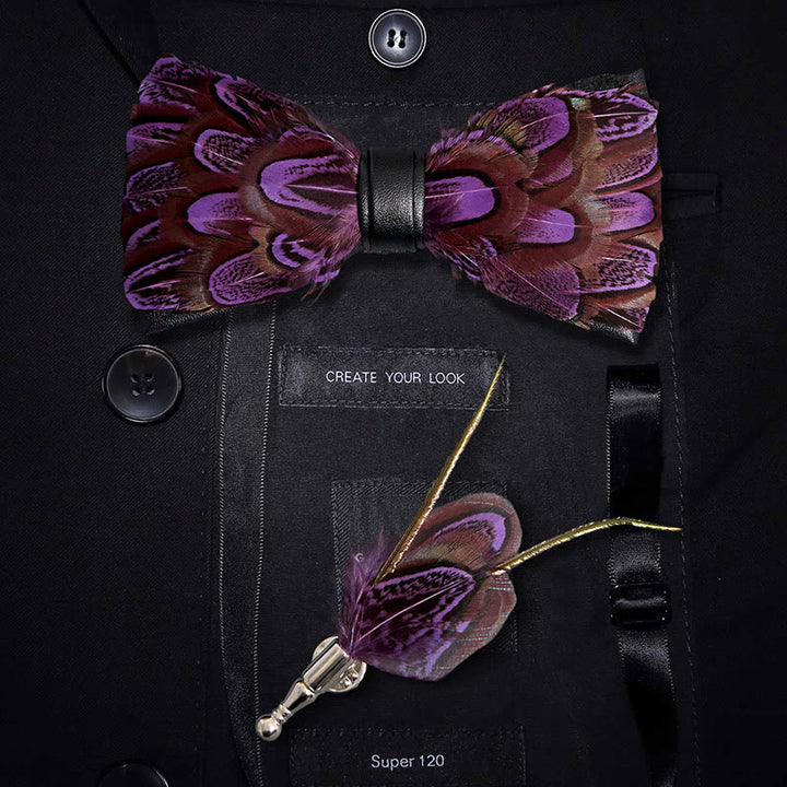Nœud papillon violet et plumes en brique réfractaire avec épingle à revers