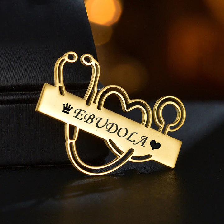 Broche stéthoscope à longue bande dorée personnalisée avec votre nom