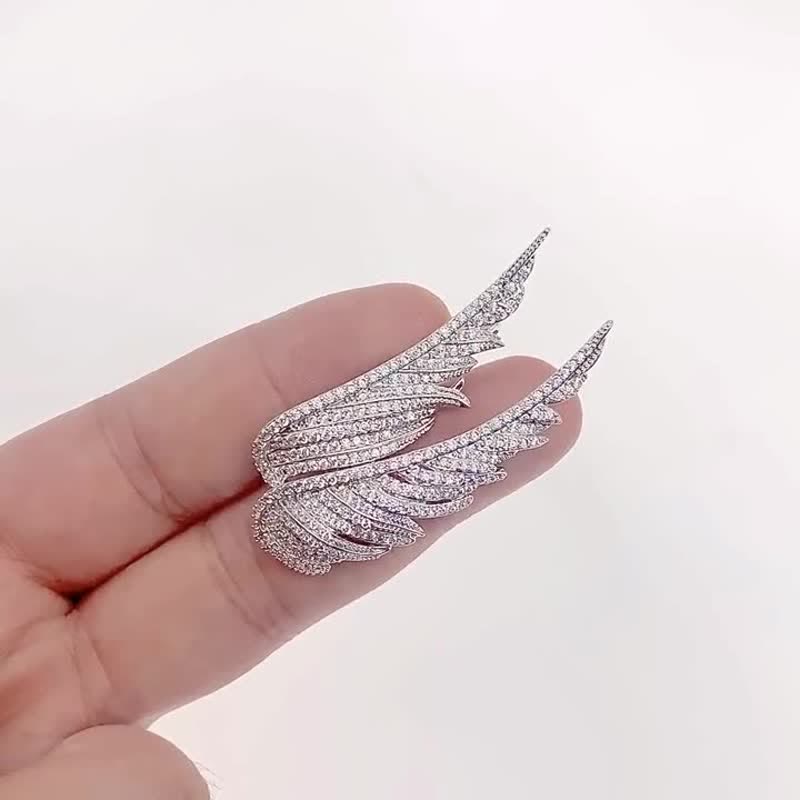 Broche exquise en forme de plume avec ailes d'ange pour femme