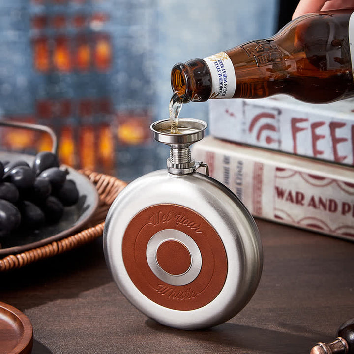 Bouteille ronde portable de 8 oz avec gobelet intégré et fermoir à griffes
