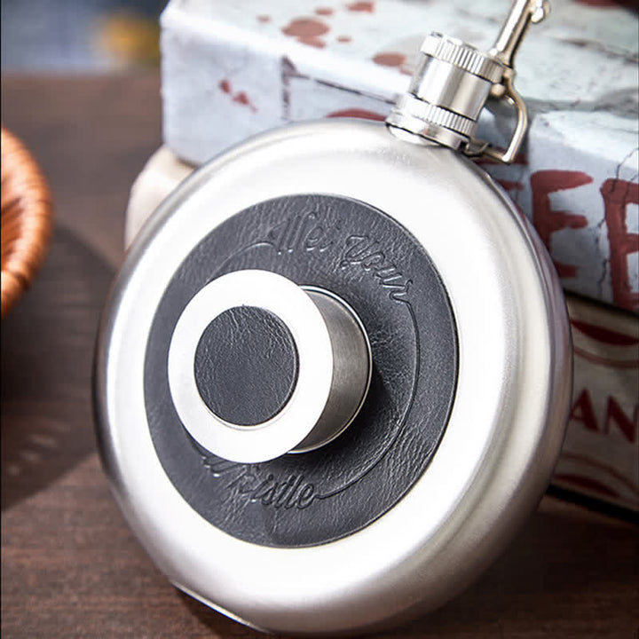 Bouteille ronde portable de 8 oz avec gobelet intégré et fermoir à griffes