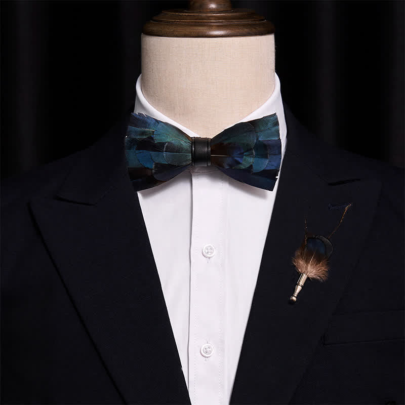 Nœud papillon de luxe en plumes naturelles bleu foncé avec épingle à revers
