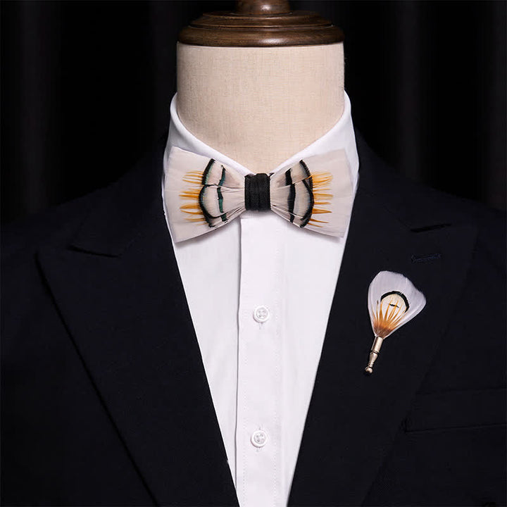 Nœud papillon beige élégant en plumes avec épingle à revers