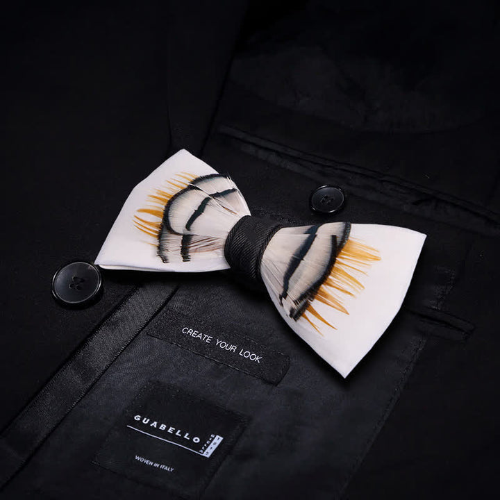Nœud papillon beige élégant en plumes avec épingle à revers