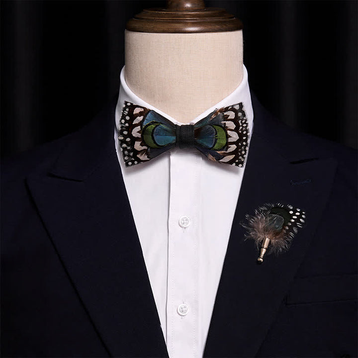 Nœud papillon en plumes d'oie bleue et de pintade blanche avec épingle à revers