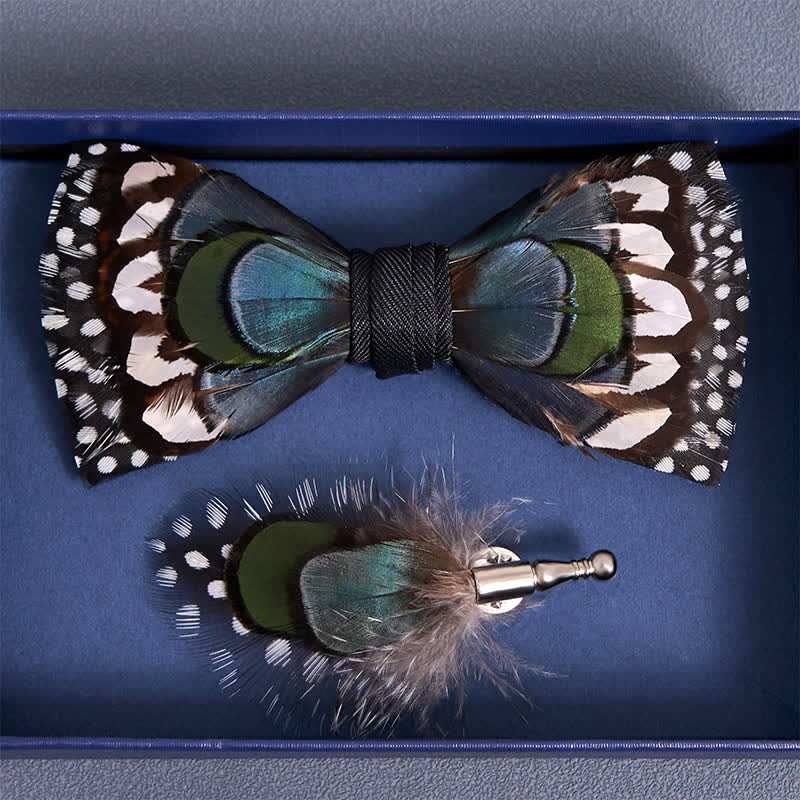Nœud papillon en plumes d'oie bleue et de pintade blanche avec épingle à revers
