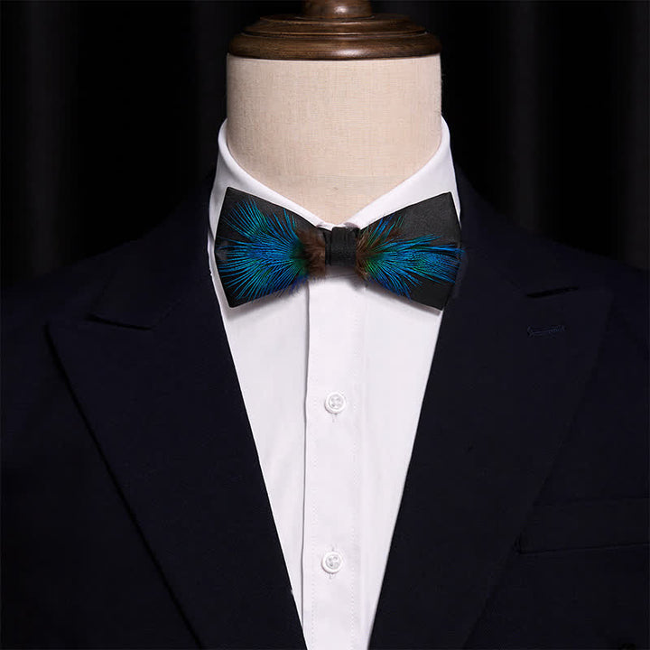 Noeud papillon élégant en plumes bleues et noires