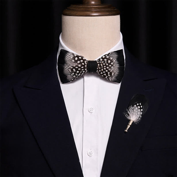 Nœud papillon en plumes entrelacées noir et blanc avec épingle à revers