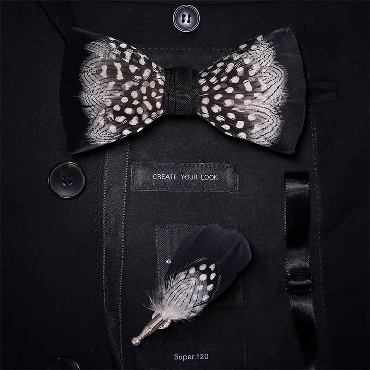 Nœud papillon en plumes entrelacées noir et blanc avec épingle à revers