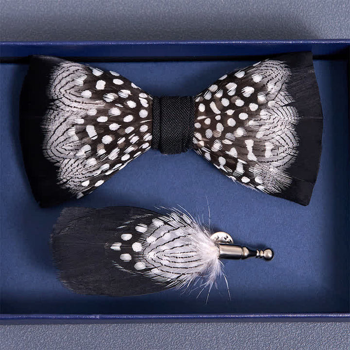 Nœud papillon en plumes entrelacées noir et blanc avec épingle à revers