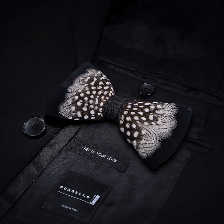 Nœud papillon en plumes entrelacées noir et blanc avec épingle à revers
