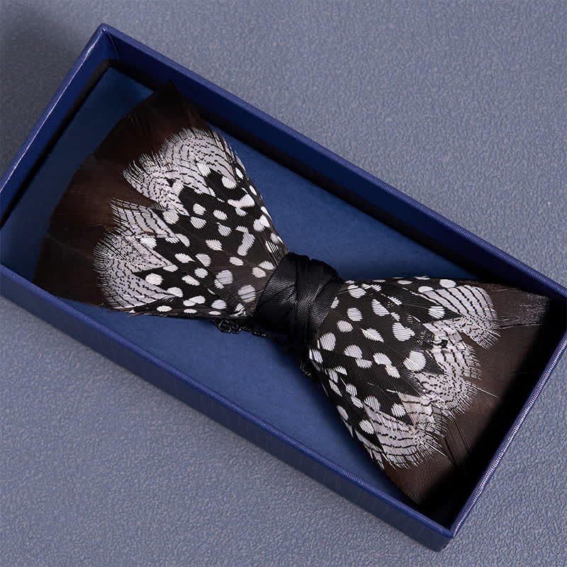 Nœud papillon à pois noirs et blancs en plumes de coq