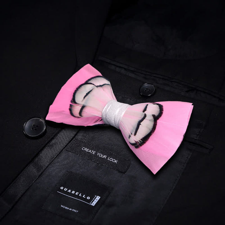 Noeud papillon en plumes roses puissantes avec épingle à revers