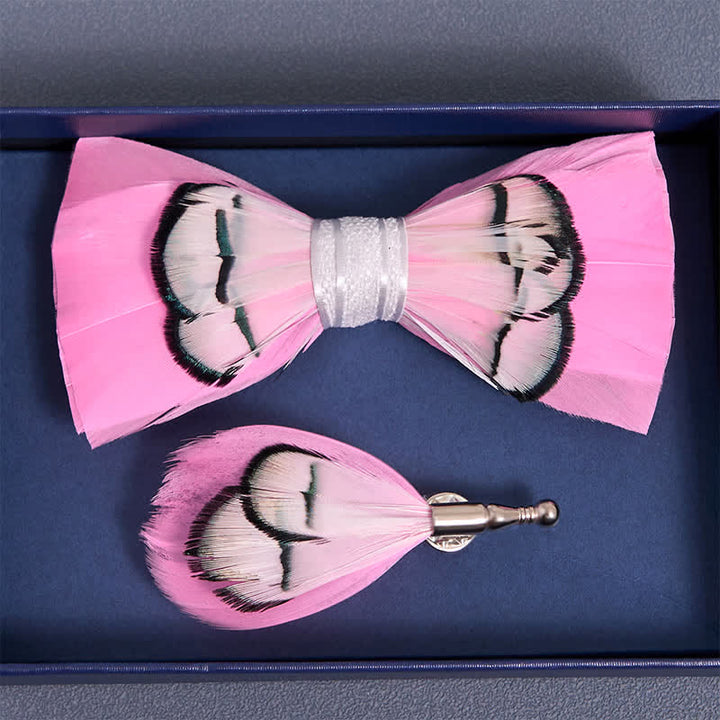 Nœud papillon à plumes rose vif pour enfant avec épingle à revers