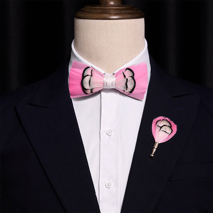 Nœud papillon à plumes rose vif pour enfant avec épingle à revers