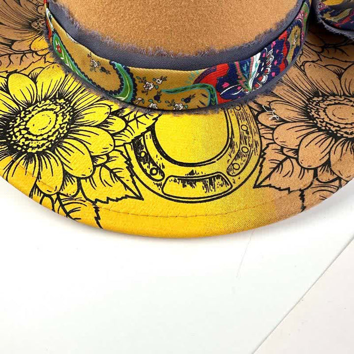 Chapeau de cowboy western décoré de plumes de tournesol peintes à la bombe - image 1