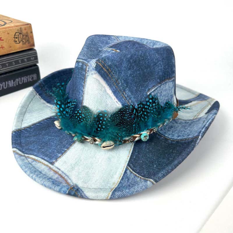 Chapeau de cowboy en denim à plumes vertes et design color-block