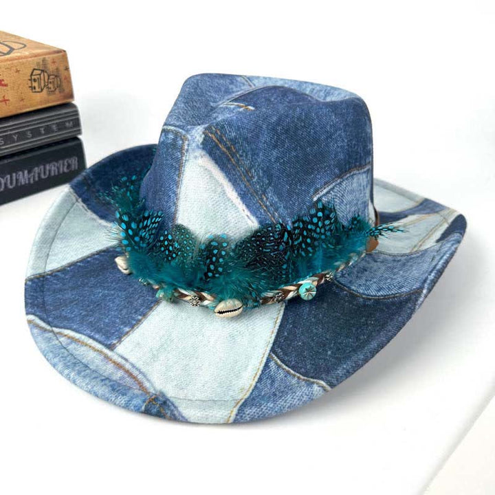 Chapeau de cowboy en denim à plumes vertes et design color-block