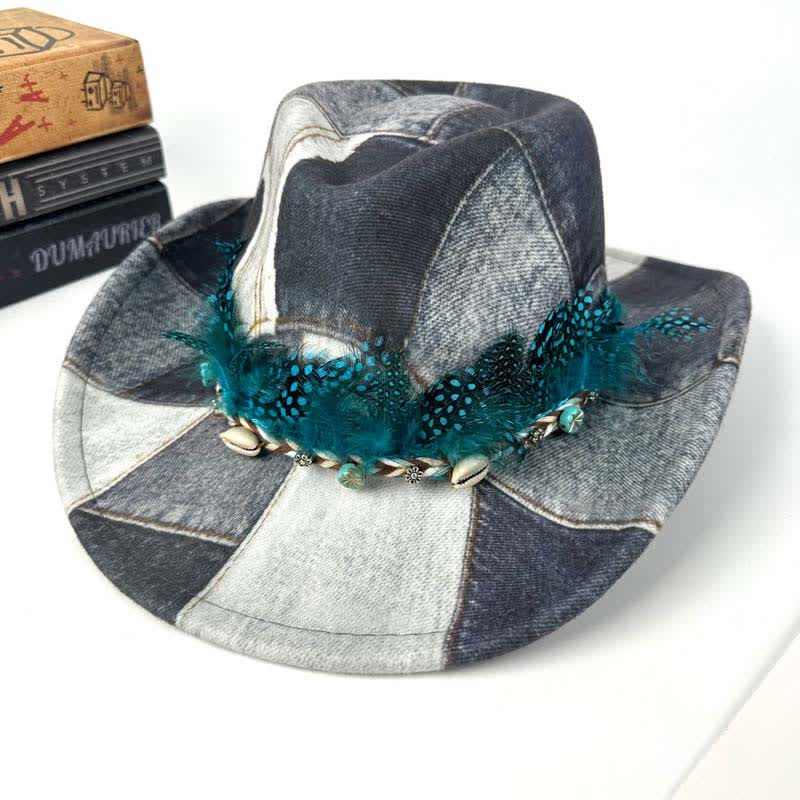 Chapeau de cowboy en denim à plumes vertes et design color-block