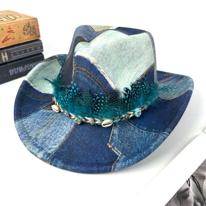 Chapeau de cowboy en denim à plumes vertes et design color-block