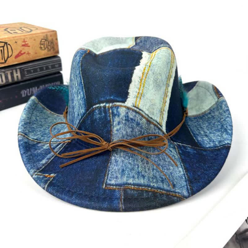 Chapeau de cowboy en denim à plumes vertes et design color-block - image 1