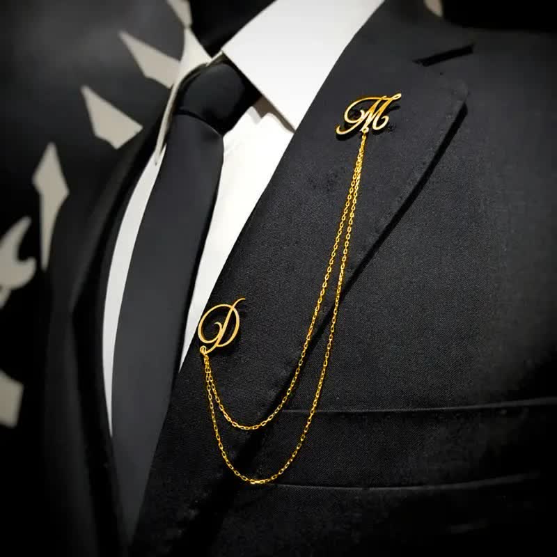 Broche élégante personnalisée avec initiales et chaîne - Or - image 0