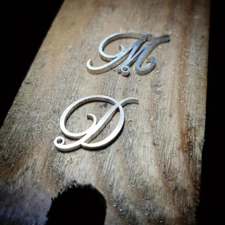 Broche élégante avec initiales personnalisées et chaîne